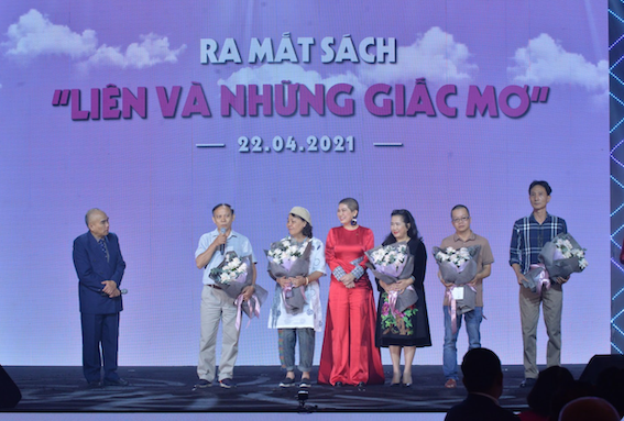 Bà[-]Đỗ[-]Thị[-]Kim[-]Liên[-]tổ[-]chức[-]lễ[-]kỷ[-]niệm[-]27[-]năm[-]Quốc[-]khánh[-]Cộng[-]hòa[-]Nam[-]Phi[-]và[-]ra[-]mắt[-]sách[-]"Liên[-]và[-]những[-]giấc[-]mơ"